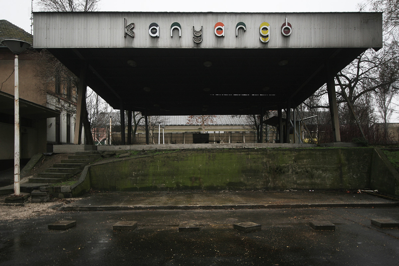 Illustration for article titled Inside the Ghostly Remains of Budapest's Condemned Amusement Park